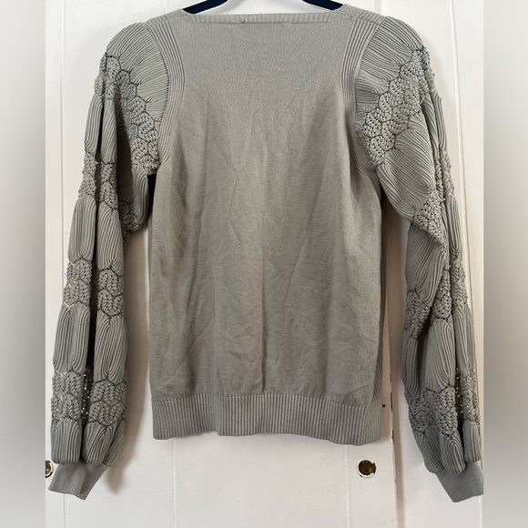 Sioni Milano Gray Pleated V-Neck Woman’s Sweater With Lacey Textured Sleeves - Picture 5 of 8
